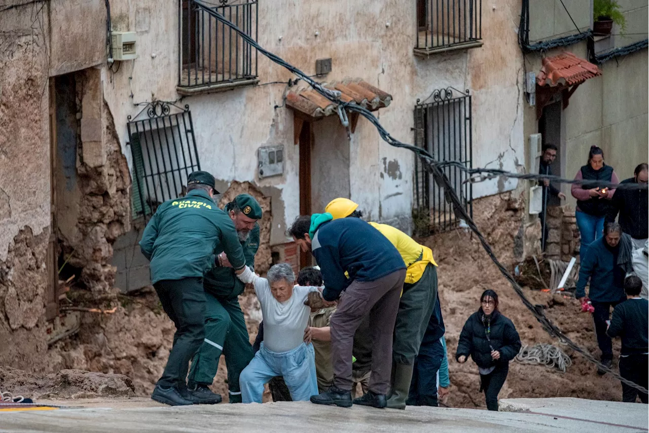 Flom og uvær i Spania: Over 60 døde i Valencia, og flere innbyggere evakueres med helikopter