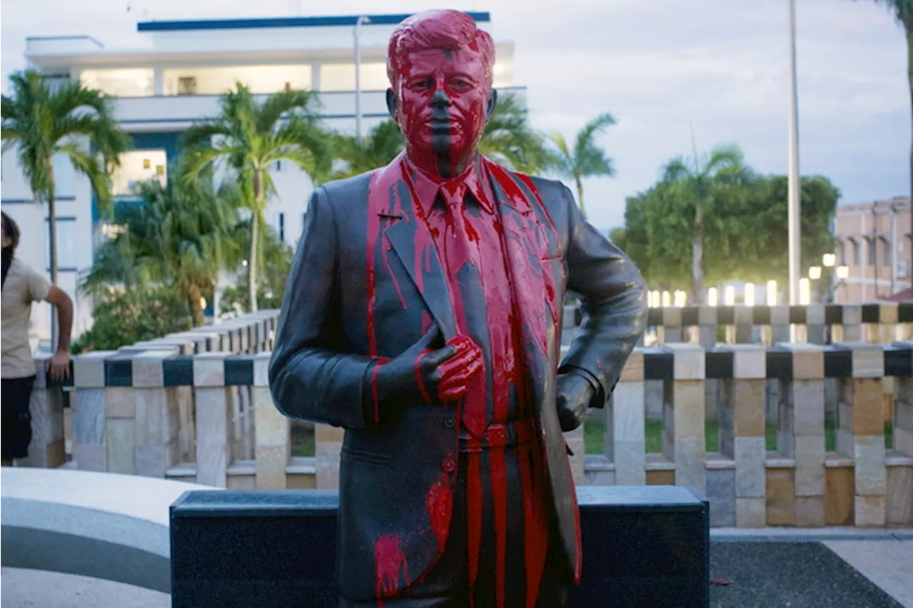 La statua di John F. Kennedy vandalizzata a Porto Rico