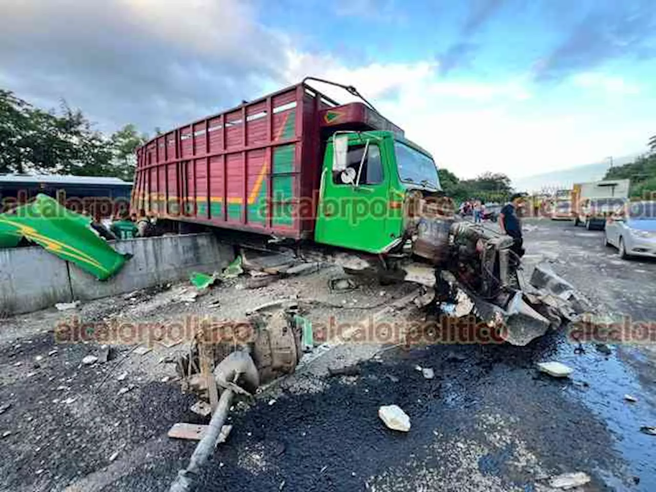 20 lesionados, 5 de gravedad tras colisionar autobús Transporte de Istmo con torton, en Soconusco