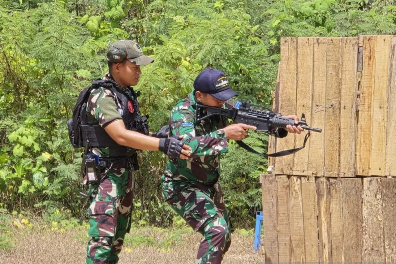 Pengawak KRI Panah-626 latihan menembak pada sela-sela tugas operasi