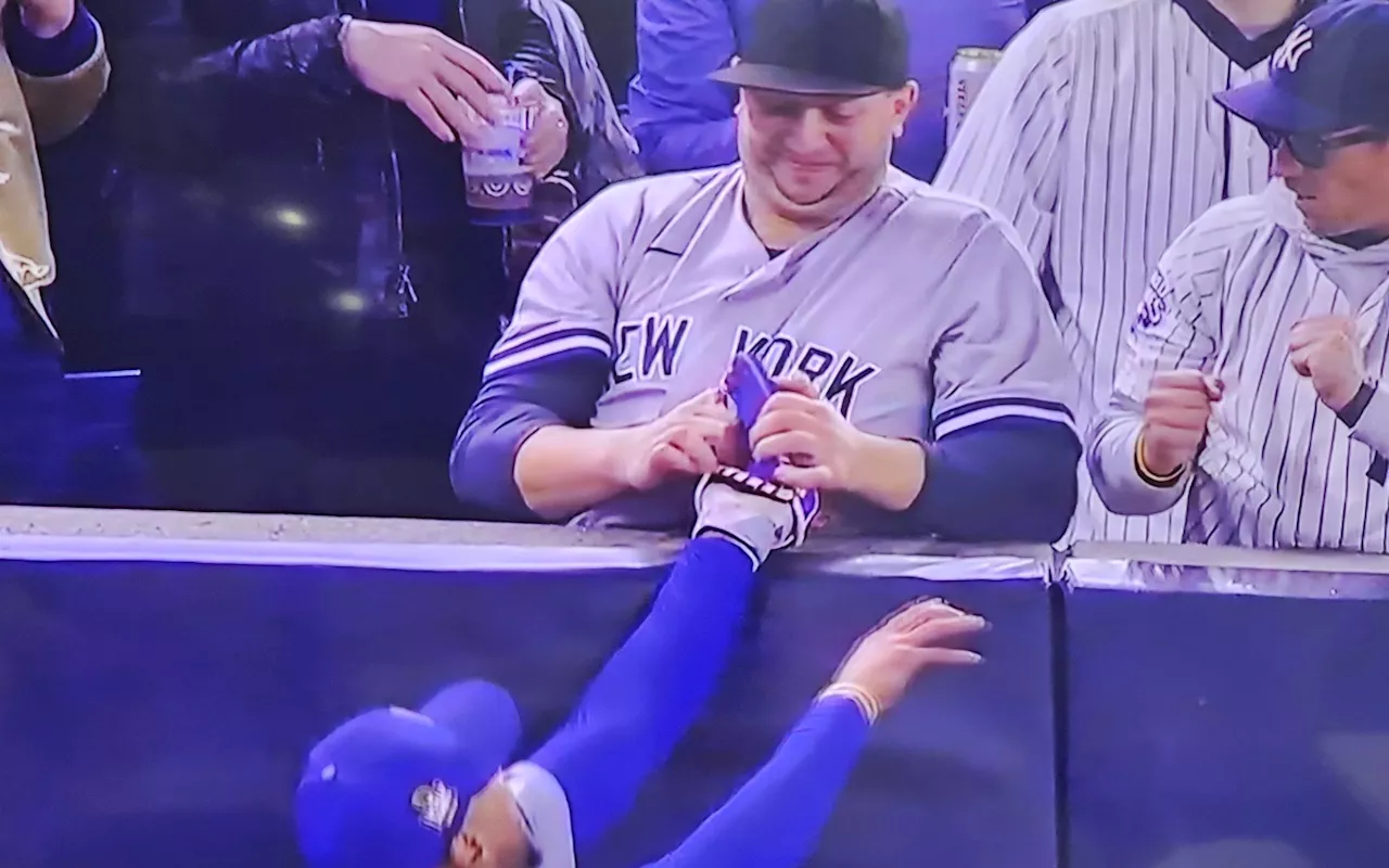 Prohíben ingreso a Yankee Stadium a aficionados que agarraron el guante y brazo de Mookie Betts