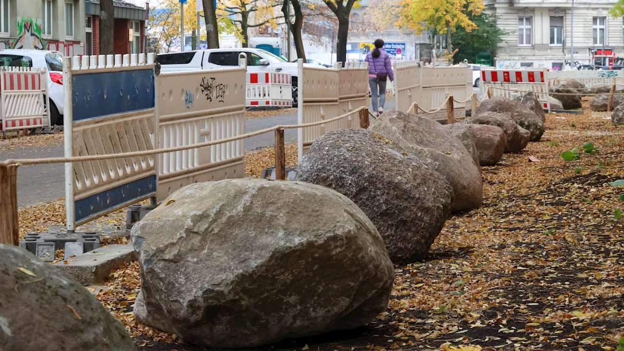 Im grünen Berlin-Kreuzberg: Steine machen knapp 40 Parkplätze platt