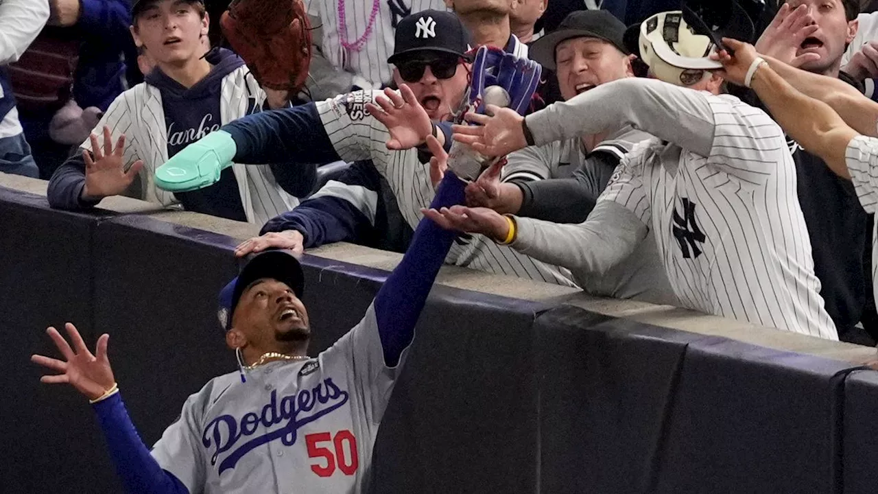 Playoffs der Major League Baseball: Fans reißen Dodgers-Profi den Ball aus der Hand