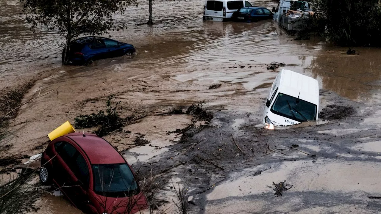 Schwere Unwetter: Starkregen spült in Spanien Autos weg und lässt Schnellzug entgleisen