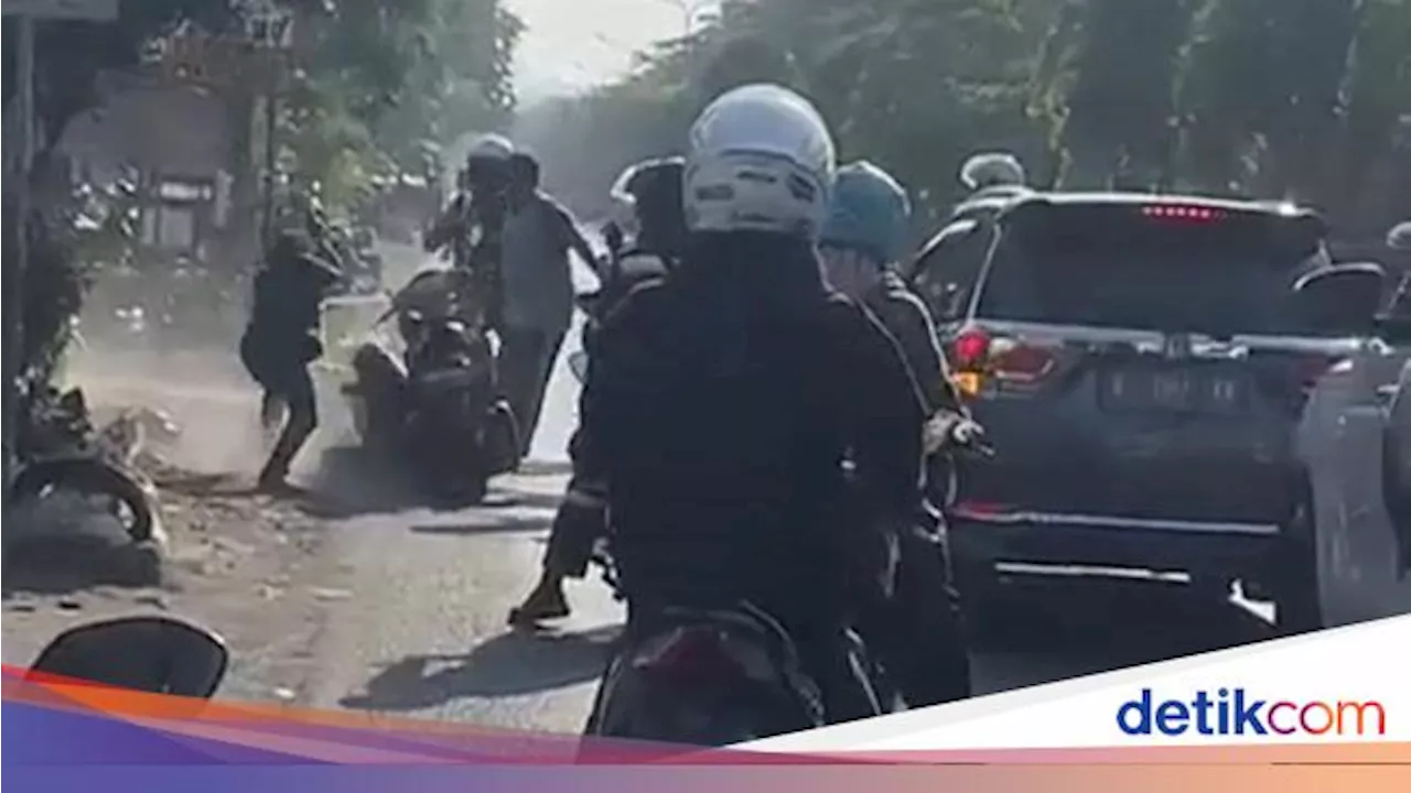 Geger Video 2 Orang Terlibat Carok di Pinggir Jalan Gresik