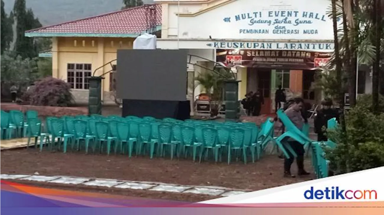 Hujan Lebat Jelang Debat Pilbup Flores Timur, Air Bawa Sampah ke Area Penonton