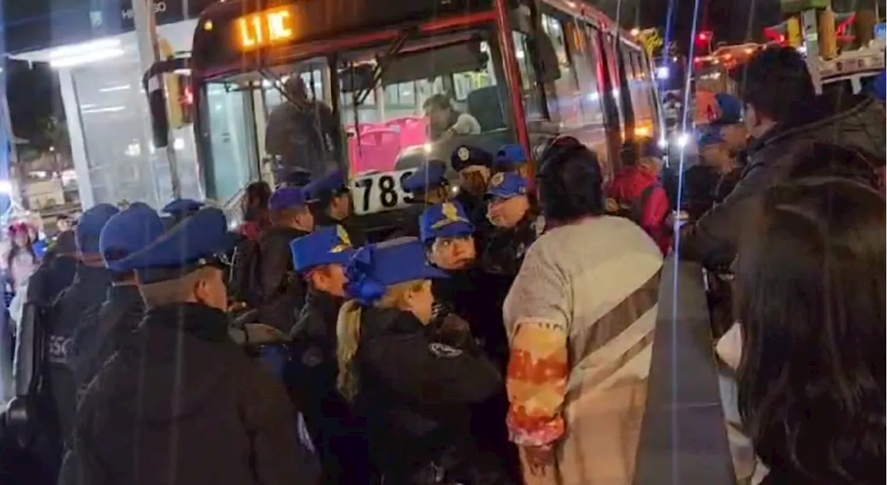 Caos en Metrobús Hidalgo: Hombre atropellado, pelea entre comerciantes y persona oculta bajo la unidad