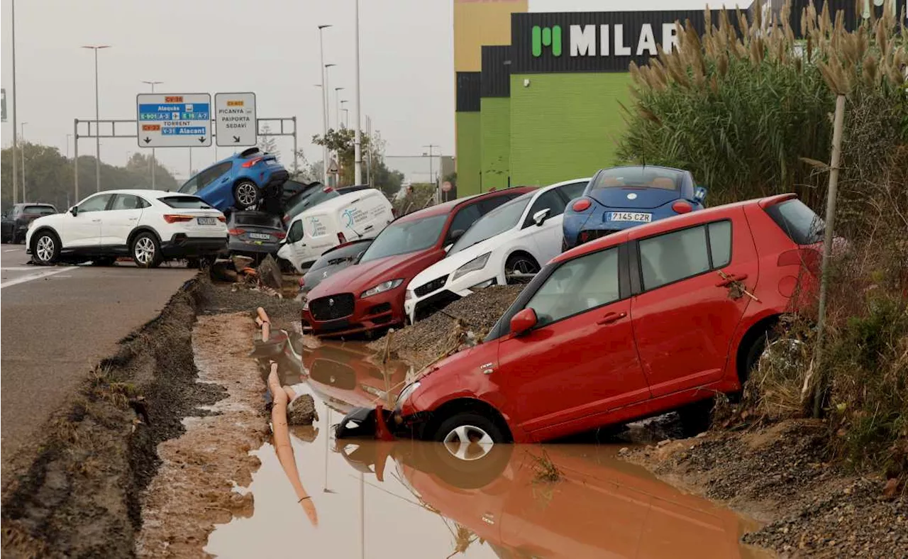 Gobierno de España declara 3 días de luto por las víctimas de las devastadoras inundaciones; van más de 60 fallecidos