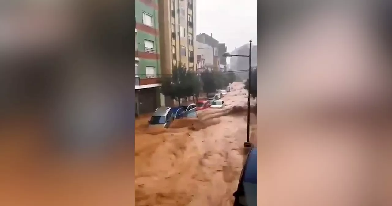 Alluvione in Spagna, le immagini del disastro a Valencia: fiumi di acqua e fango trascinano tutto