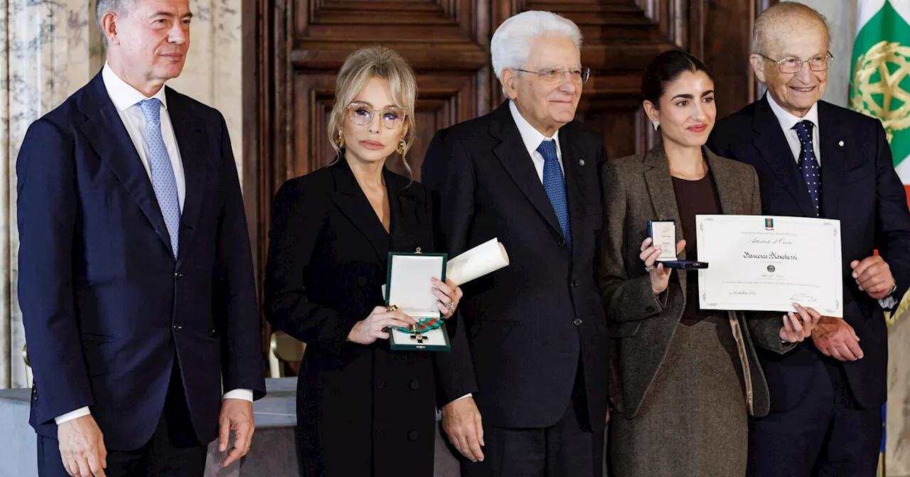 Mattarella riceve i nuovi Cavalieri del lavoro. Marina Berlusconi: “Lo dedico a mio padre”