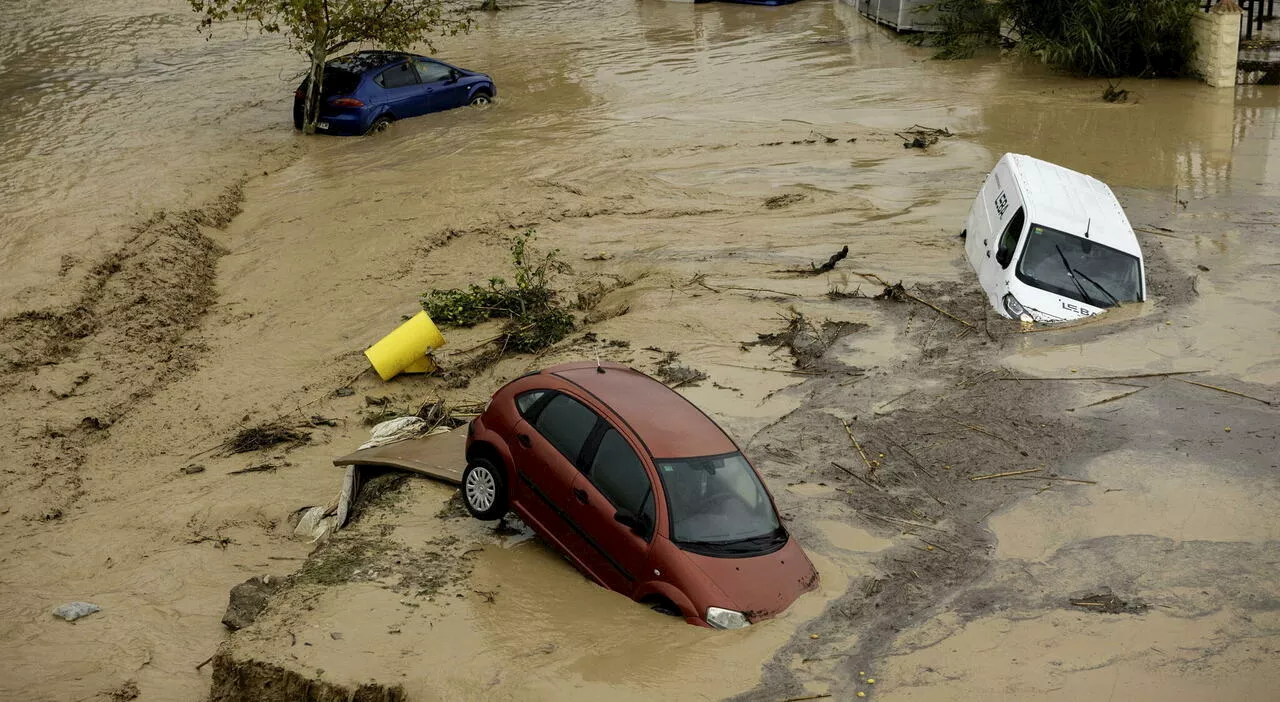 Alluvione Spagna, città devastate, auto trascinate via e persone intrappolate come topi. Il testimone: «Aiutat