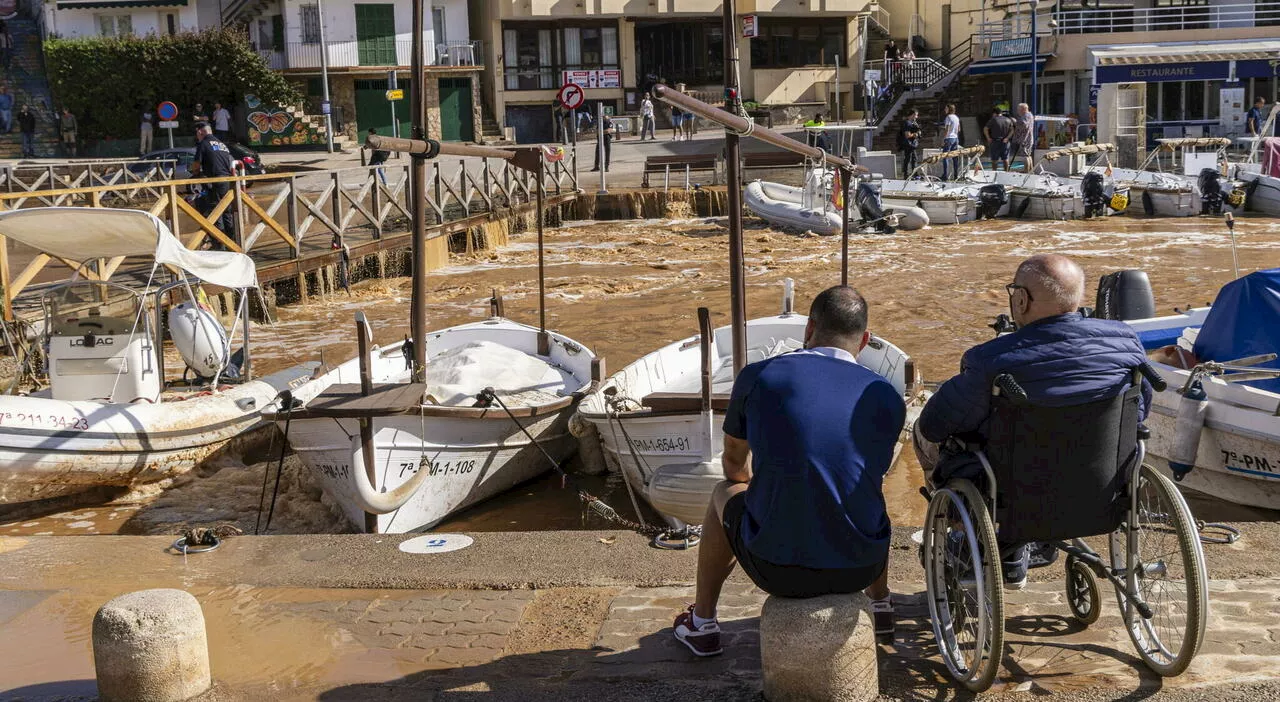 Alluvione Spagna, Valencia travolta da fiumi d'acqua: auto portate via dalla corrente