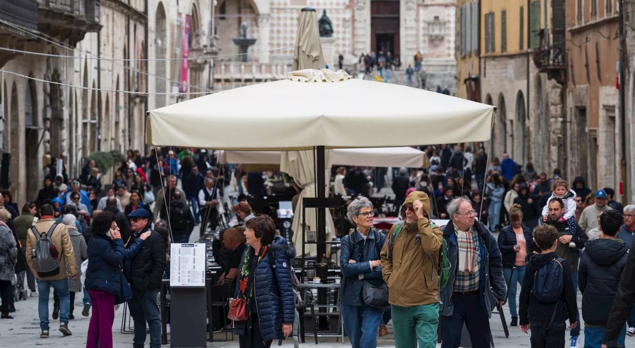 Perugia, furto da oltre mille euro nel giorno del pienone: negoziante beffata dai ladri chiacchieroni