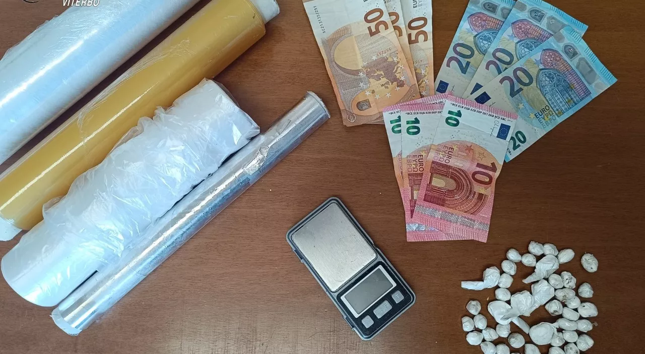 Scappano alla vista dei carabinieri e buttano 45 dosi di cocaina, presi due spacciatori