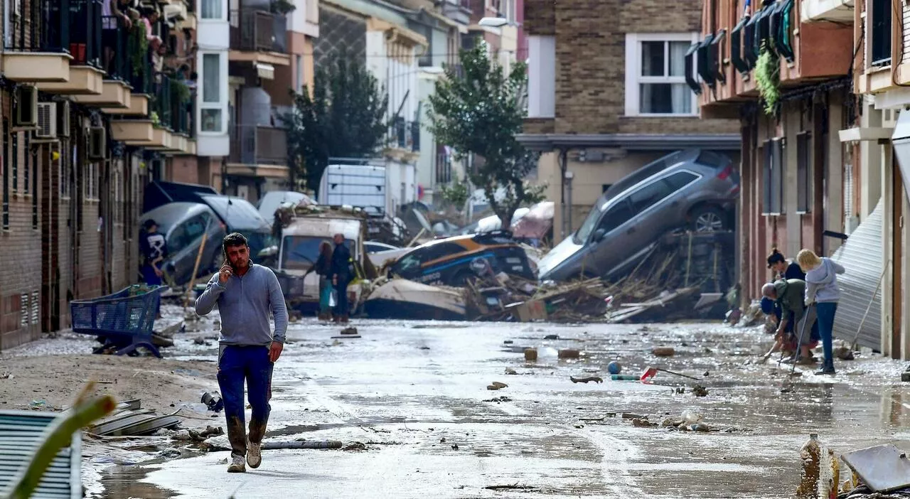 Valencia alluvione oggi, Spagna travolta dalle inondazioni: «Almeno 52 morti». Molti dispersi, nessun italiano