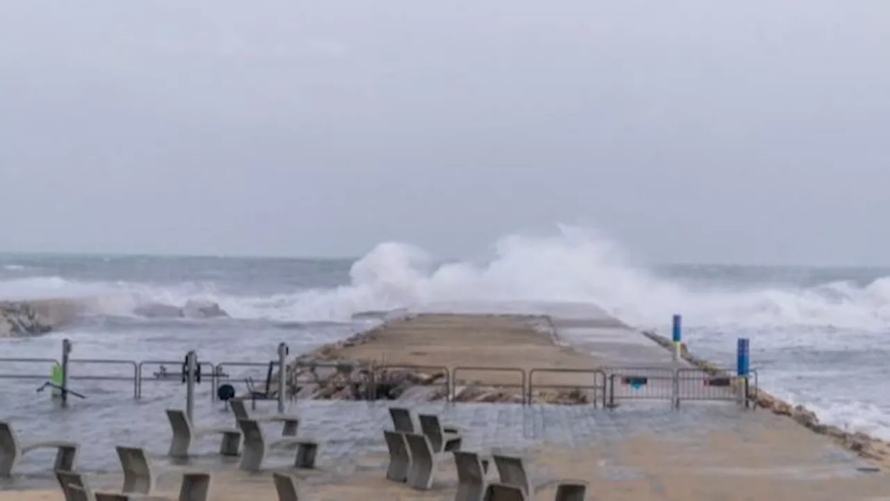 Alerta roja en Cataluña por la DANA ante el riesgo de granizo y tornados| Barcelona cierra las playas