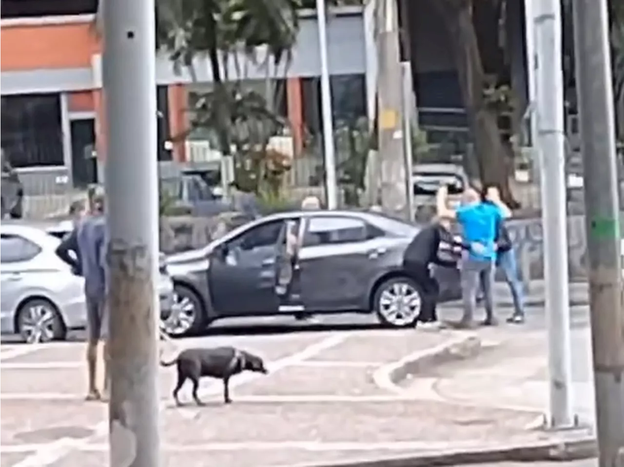 Idosos têm carro roubado no Andaraí; uma das vítimas usava bengala