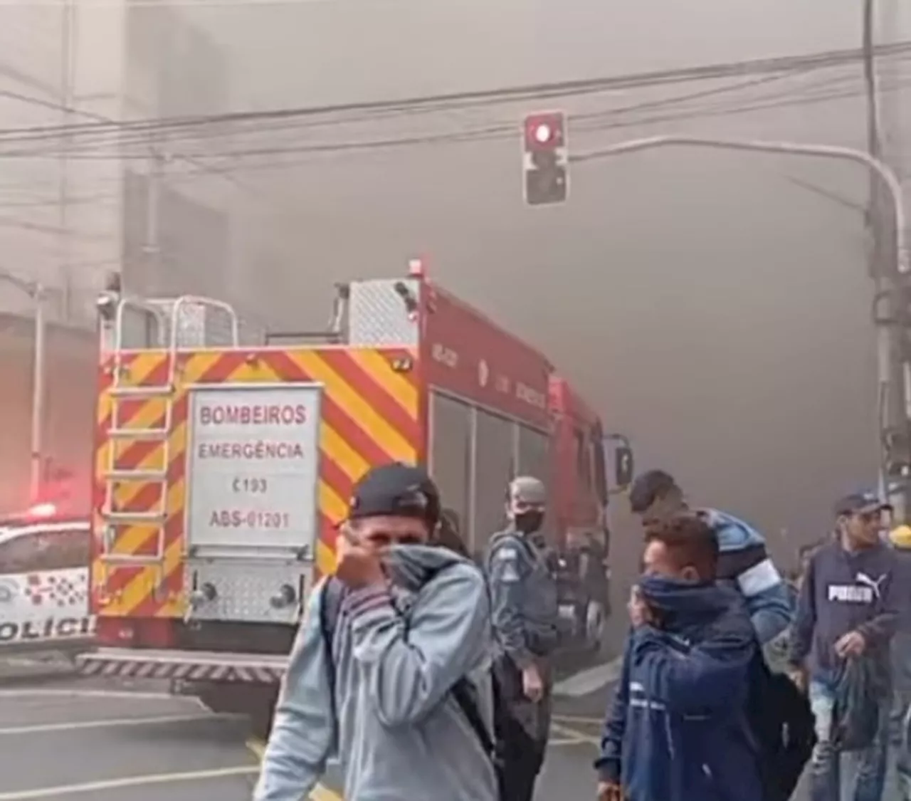 Incêndio atinge shopping de comércio popular no Brás, em SP; veja vídeo