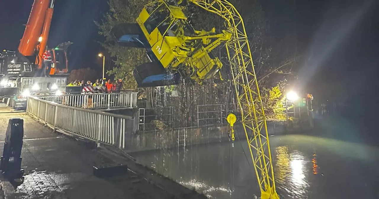 Bagger im Pongau in die Salzach gestürzt: 20 Meter aus dem Wasser gezogen