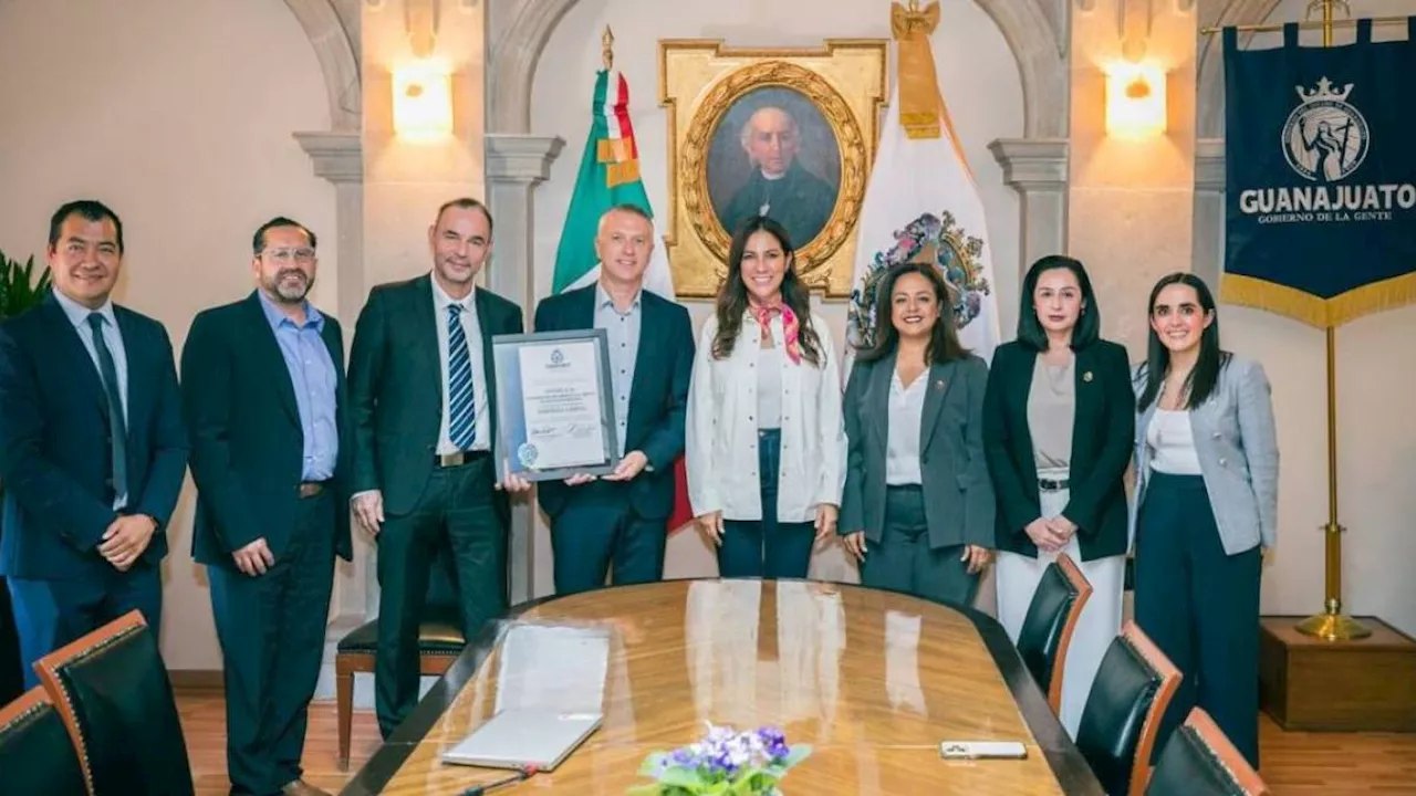 Entrega Libia Dennise García Certificado Ambiental 'Empresa Limpia' a Volkswagen de Guanajuato