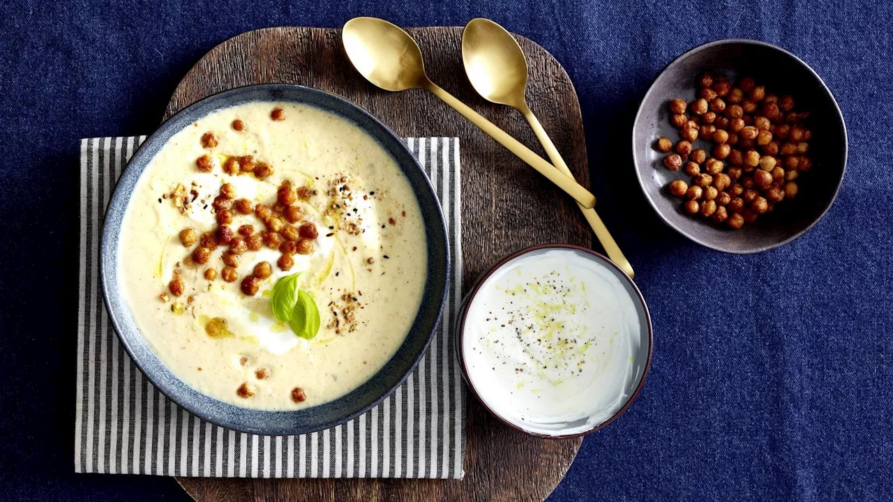 Low Carb und gesund: Blumenkohlsuppe mit Harissa-Kichererbsen