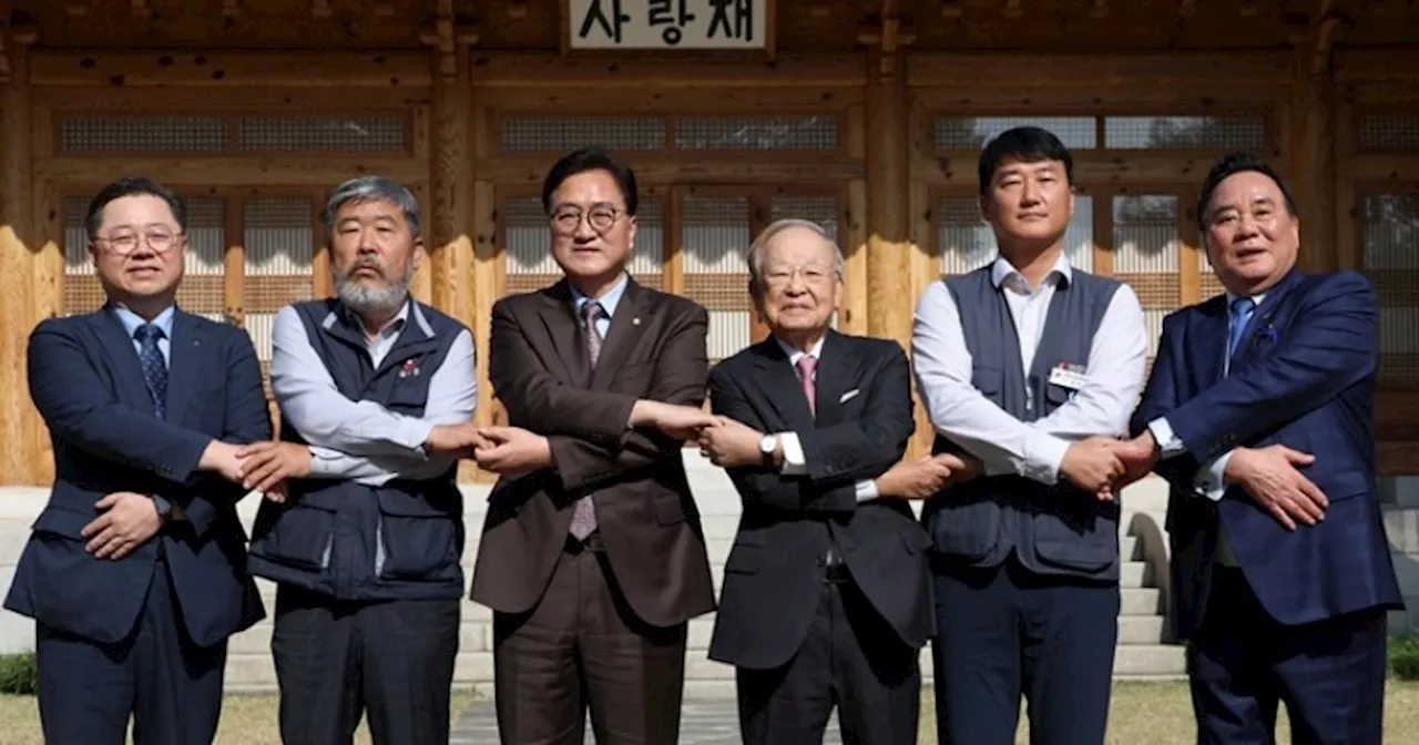 ‘국회판 사회적 대화’ 힘 쏟는 우원식 의장, 국회서 노동계-경영계 함께 만났다