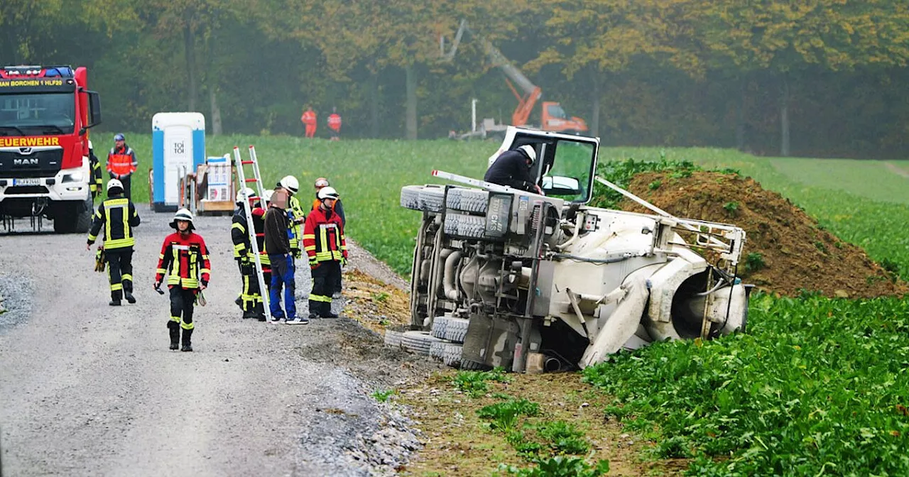 Betontransporter kippt auf Baustraße bei Borchen um