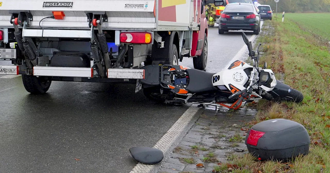 Motorradfahrer stürzt auf der B64 bei Paderborn und wird schwer verletzt