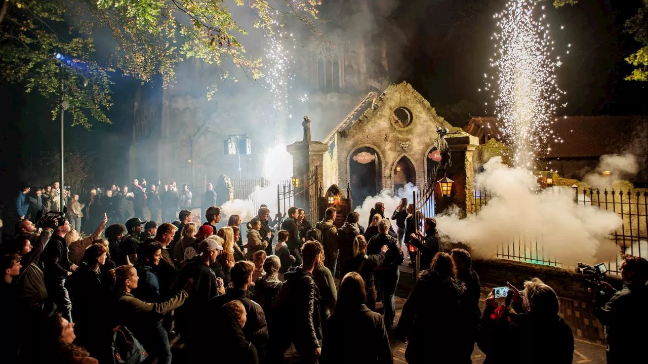 Zwarte loper en hordes BN'ers: poorten van Danse Macabre officieel geopend