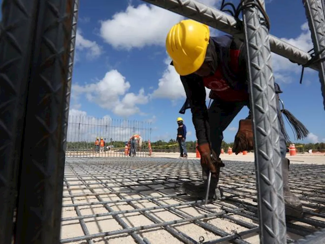 Las razones por las que los costos de constructores siguen subiendo, pero a menor ritmo