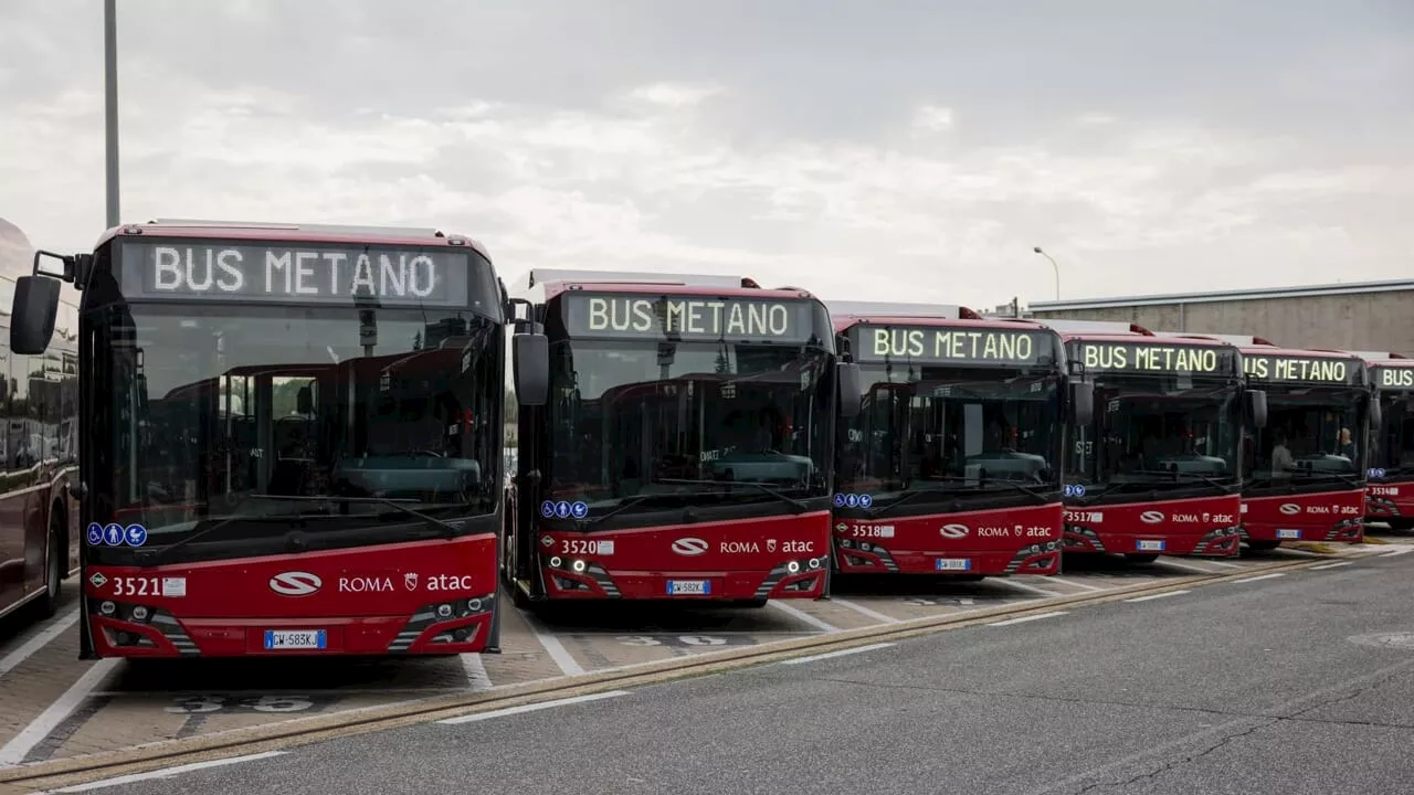 Consegnati i primi bus a metano per Roma, saranno in servizio nelle zone periferiche della città