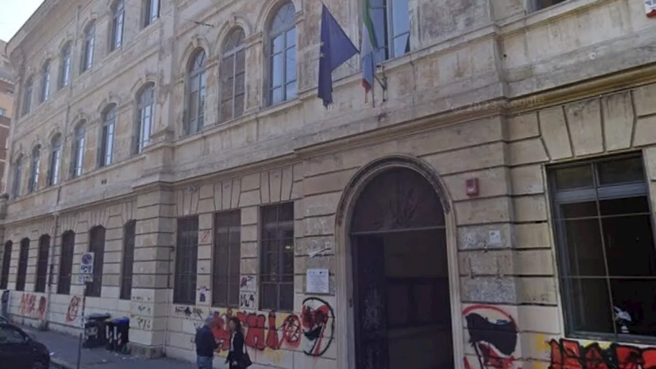 In un liceo di Roma gli studenti scioperano contro la preside: "La scuola trasformata in caserma"