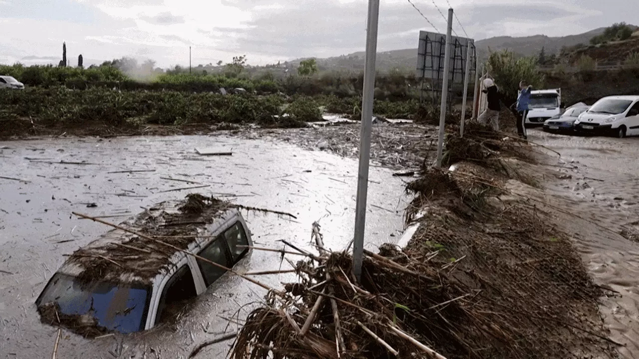 Des inondations spectaculaires à Valence virent au drame: plusieurs corps retrouvés, des personnes toujours