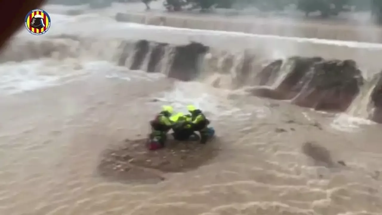 Valência: as imagens do salvamento de um condutor de uma viatura levada pelas águas