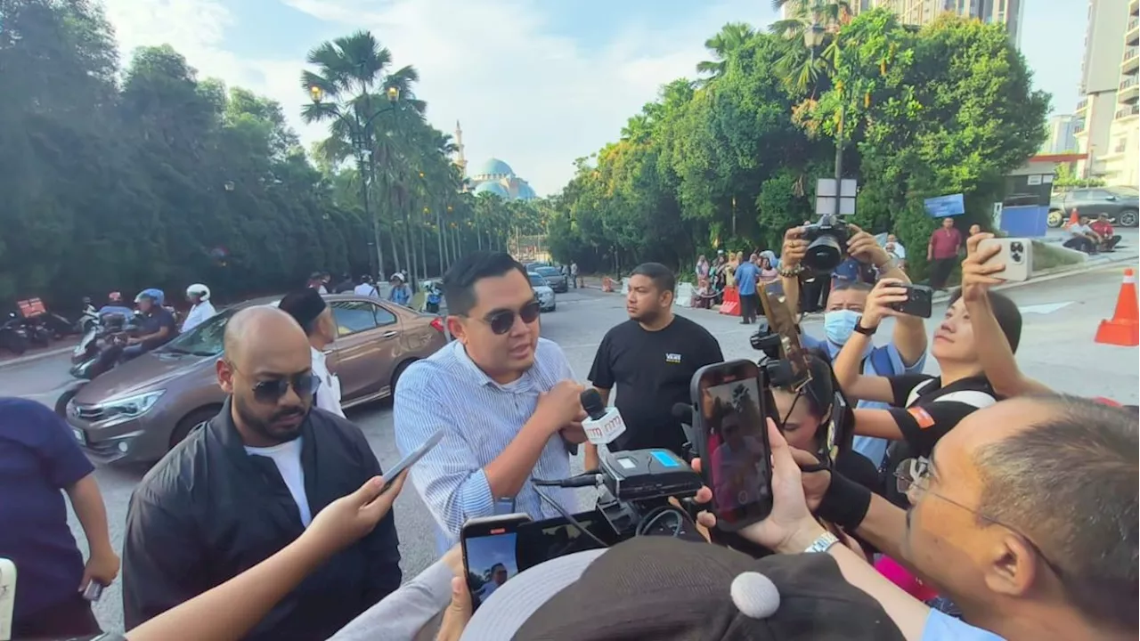 1MDB Trial: Supporters gather ahead of Najib's arrival at court