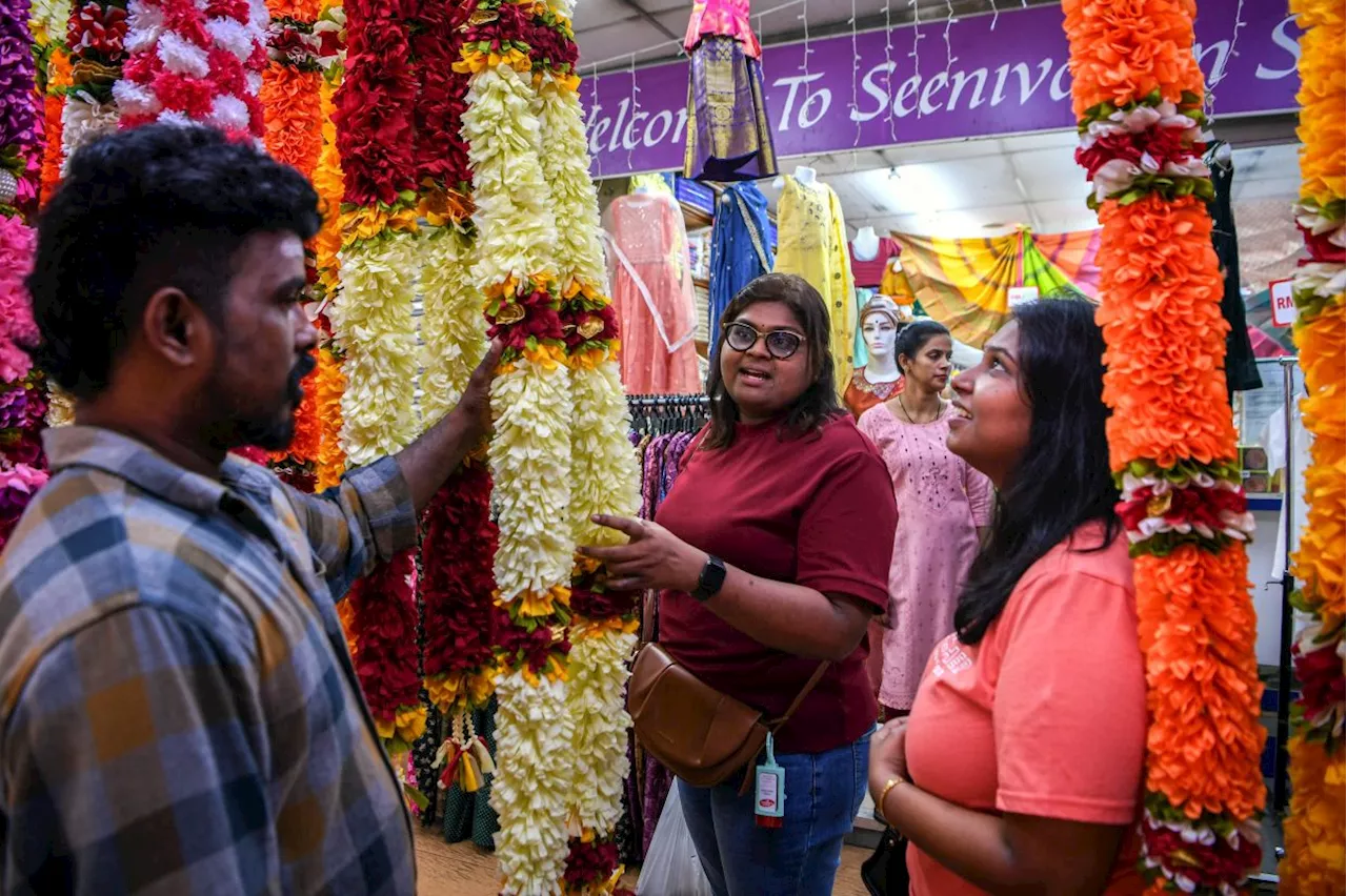 KL's Little India abuzz with last-minute Deepavali shoppers (Photo Gallery)