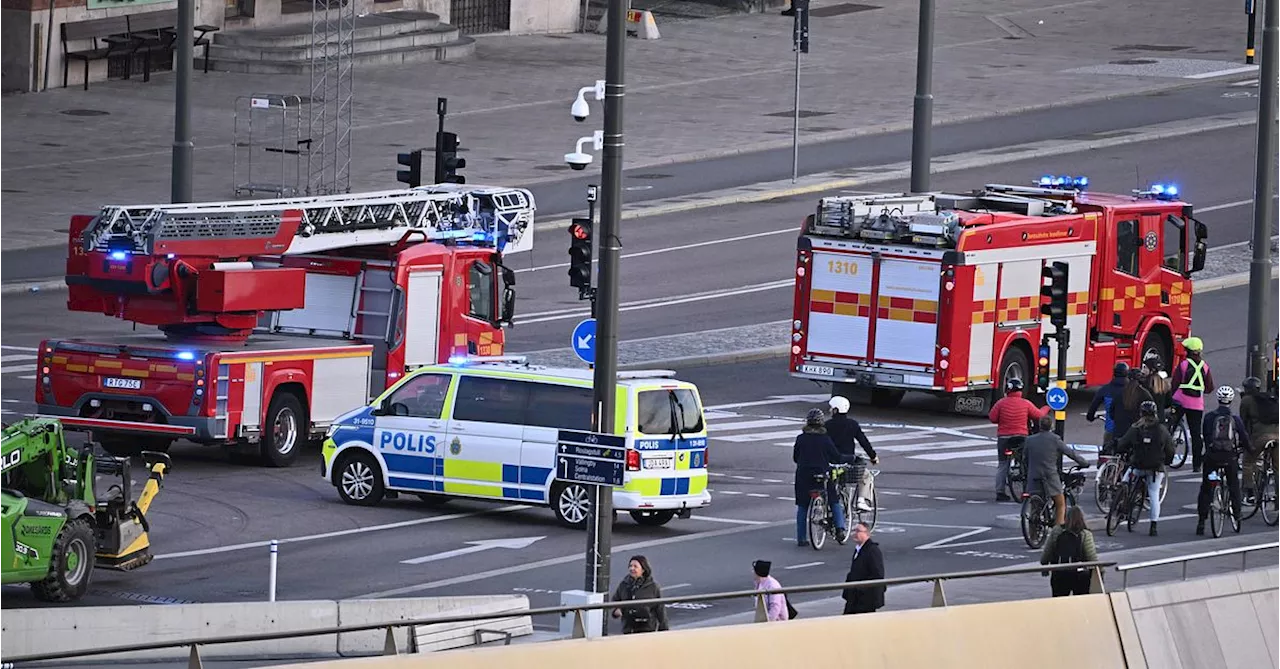 Uppgifter: Handgranat hittad på Skeppsbron i Gamla stan