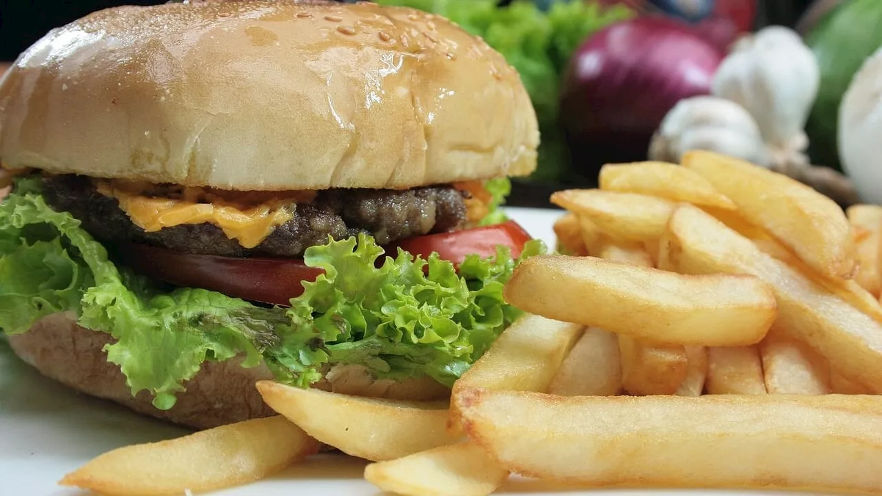 Bambino mangia solo hamburger e patatine, e diventa cieco