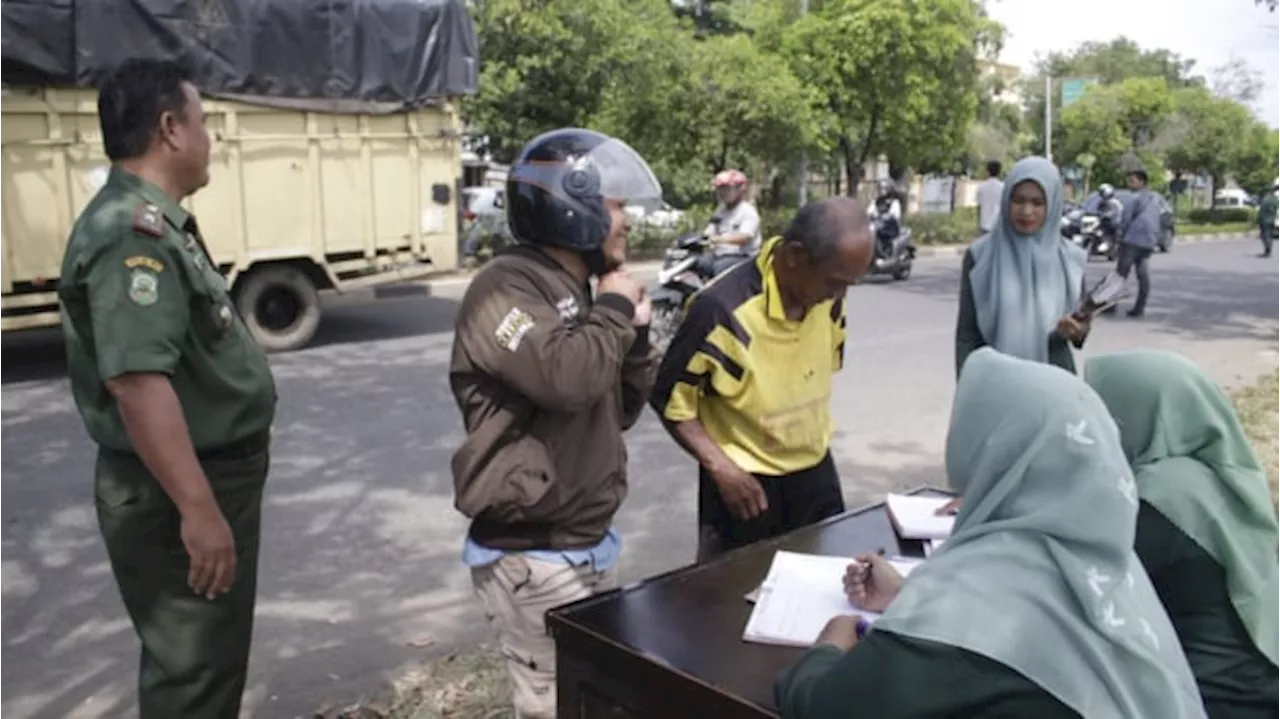 Polisi Syariat Razia Pria Pakai Celana Pendek di Banda Aceh