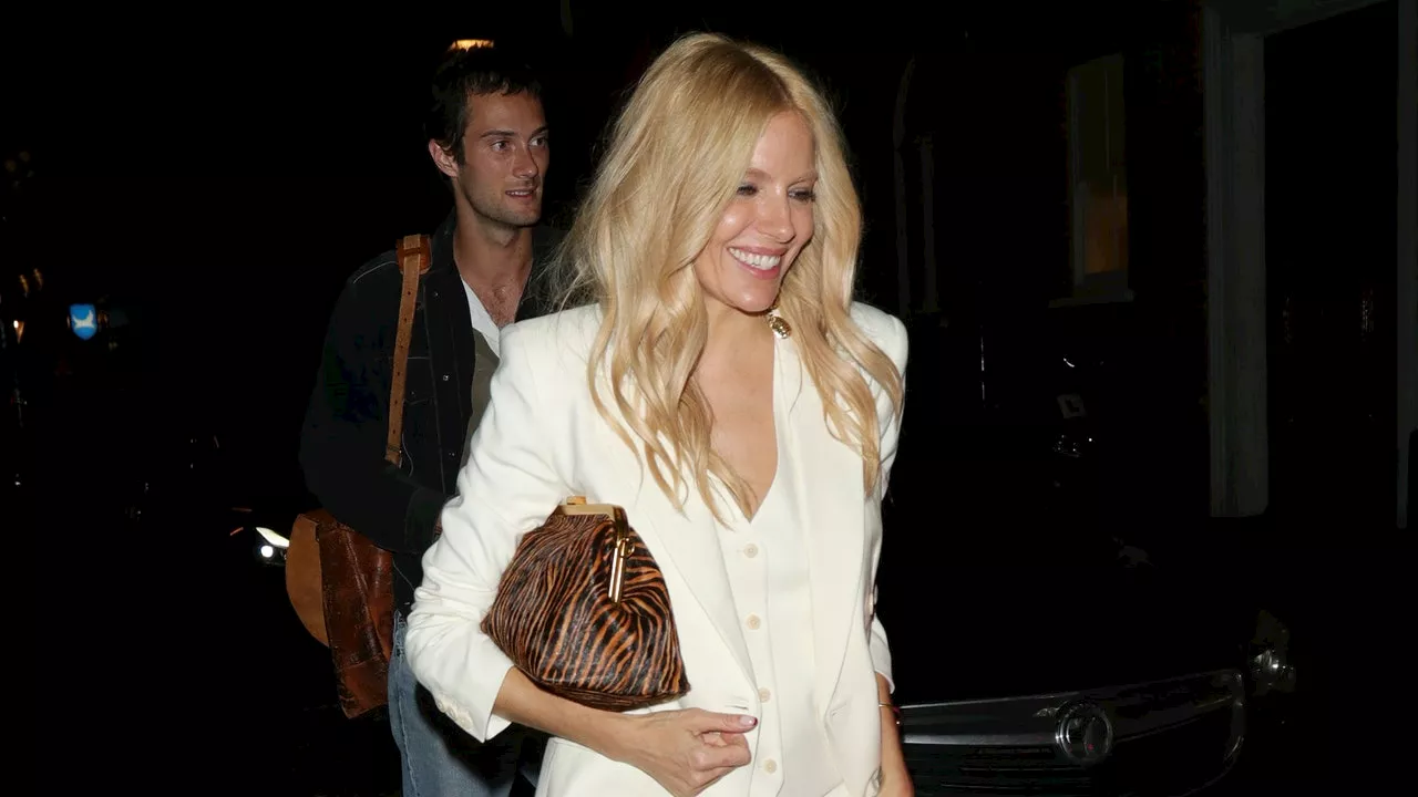 Selon Sienna Miller, cette tendance costume blanc reste la valeur sûre de la période festive