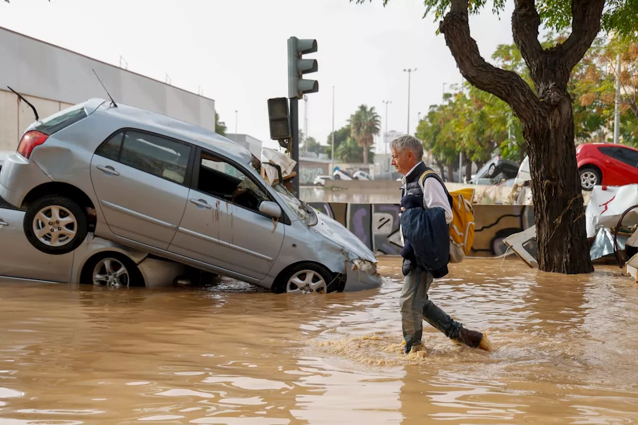 Personas en Valencia, España, están durmiendo en techos de casas tras fuertes inundaciones