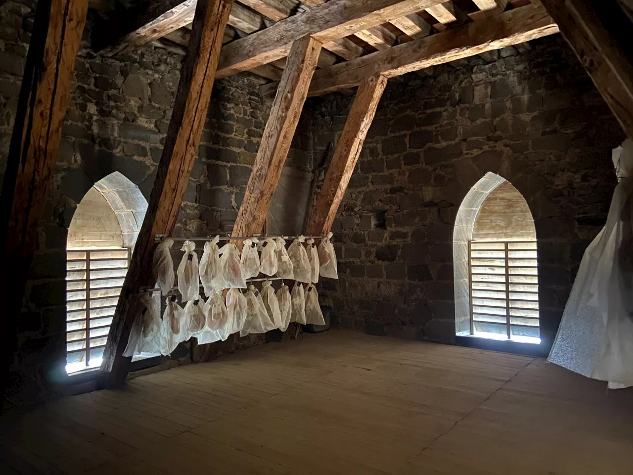 Cantal : affinage des jambons dans la cathédrale de Saint-Flour, Rachida Dati a tranché