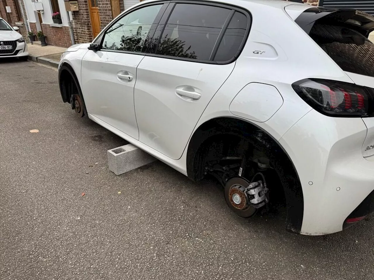 Pont-Remy : Les deux rétroviseurs et les quatre roues de sa voiture volés en pleine nuit