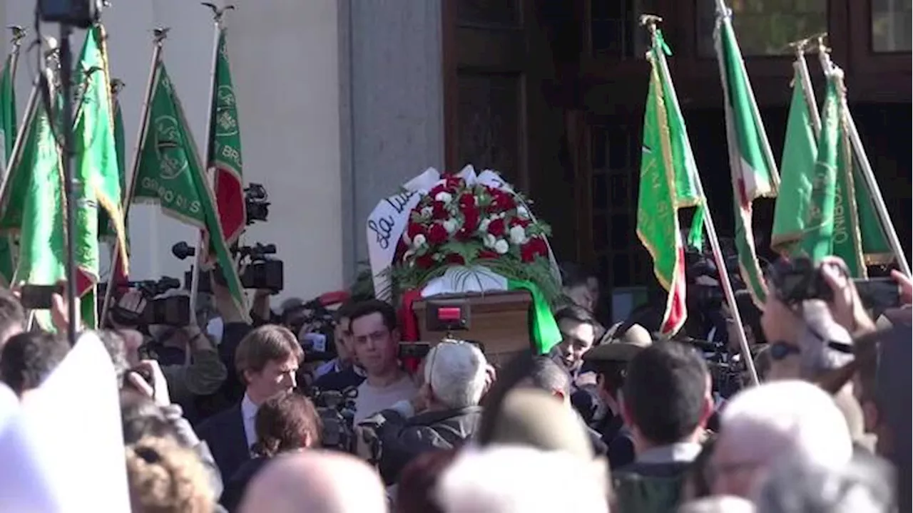 Funerale Matilde Lorenzi, lungo applauso all'uscita del feretro dalla chiesa