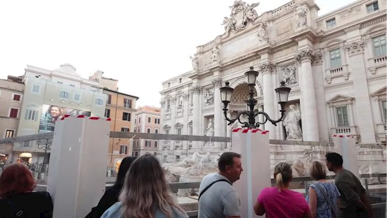 Roma, Fontana di Trevi senz'acqua: i turisti lanciano monete in vasca