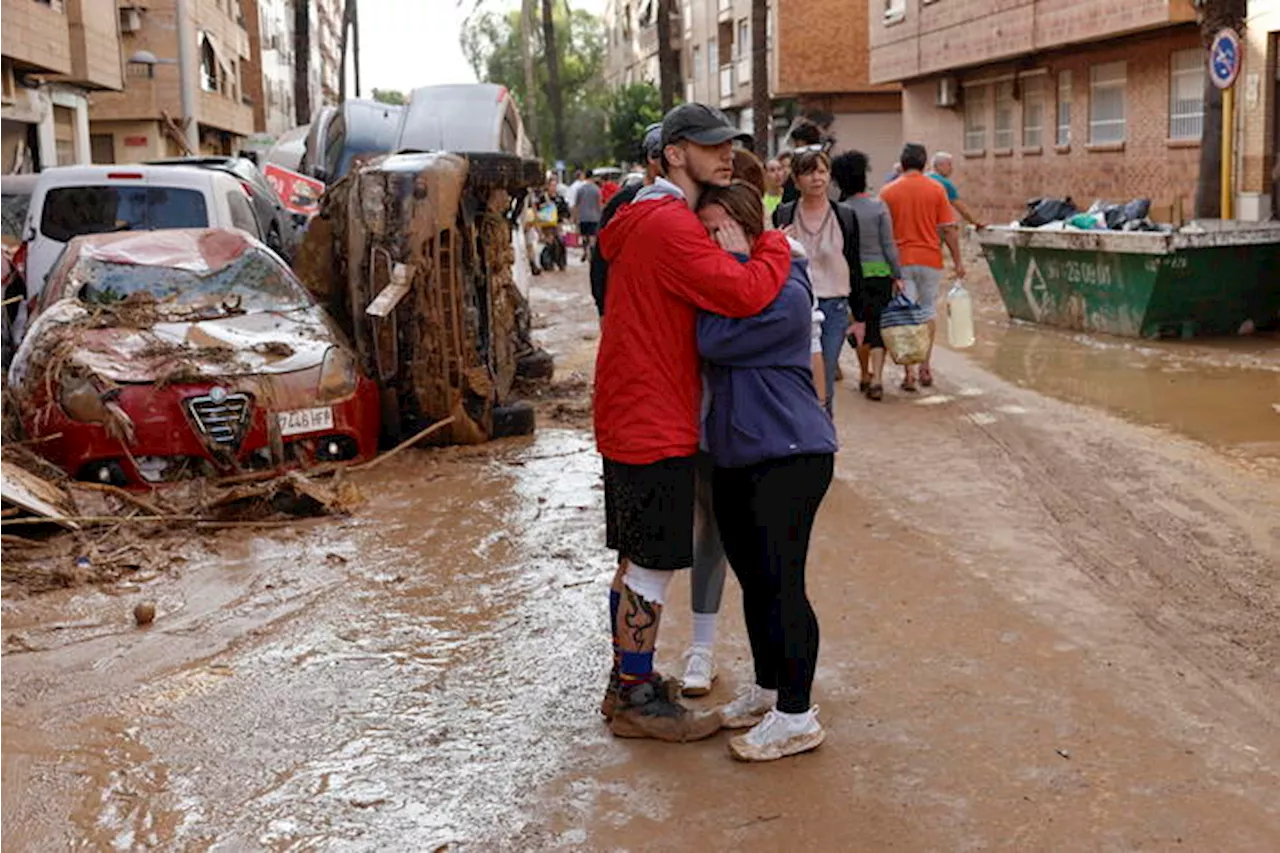 Soccorsi senza sosta a Valencia, il bilancio sale a 158 morti. Nuova allerta meteo