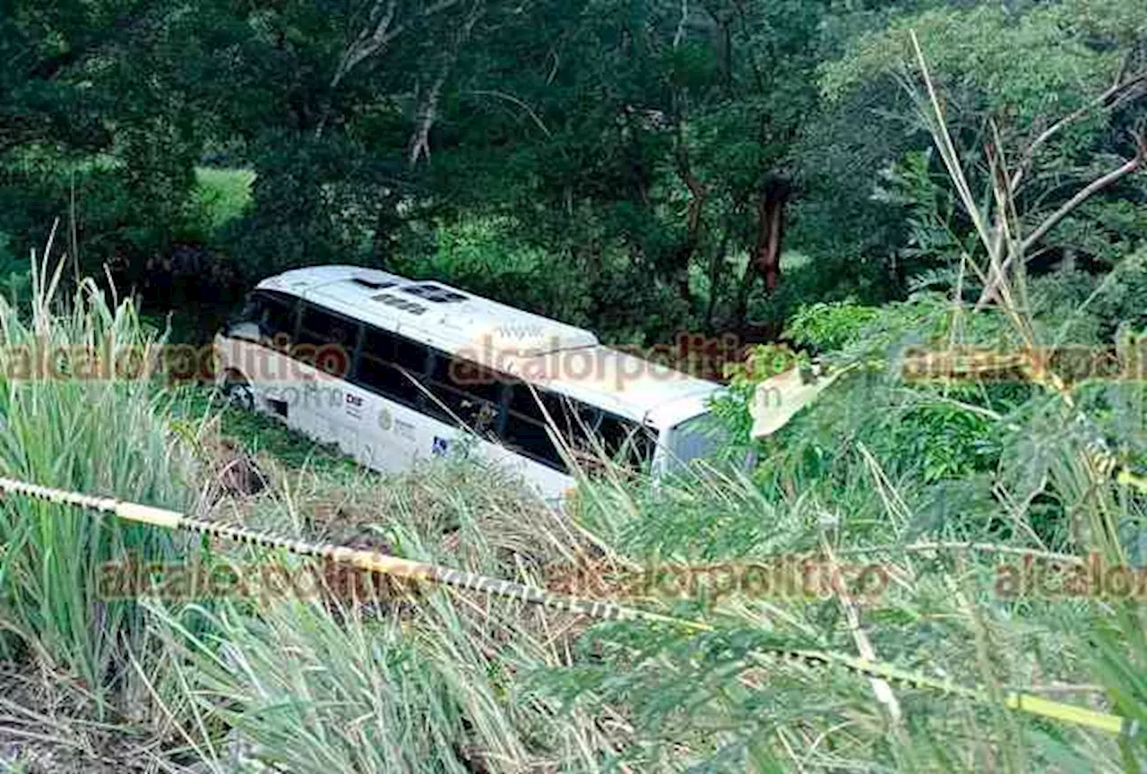 Autobús del Gobierno del Estado cayó a barranco, en San Andrés Tuxtla