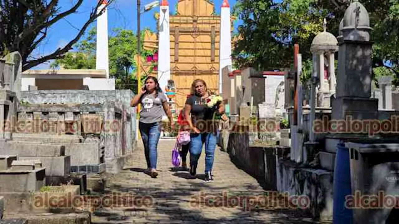 En panteones de Coatzacoalcos, algunas familias adelantaron su visita