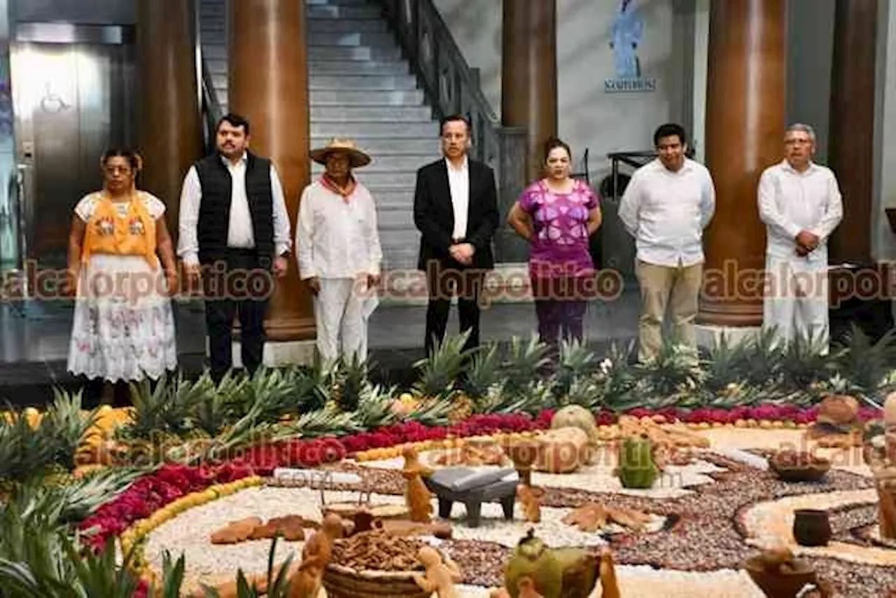 Indígenas mixe-popoluca muestran a xalapeños su ofrenda de Todos Santos