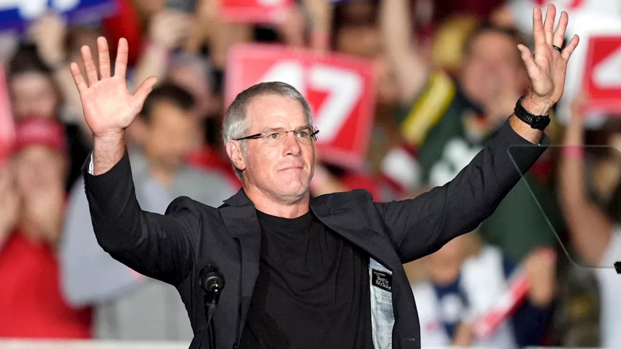 Trump campaigns with Packers legend Brett Favre at rally in Green Bay, Wisconsin